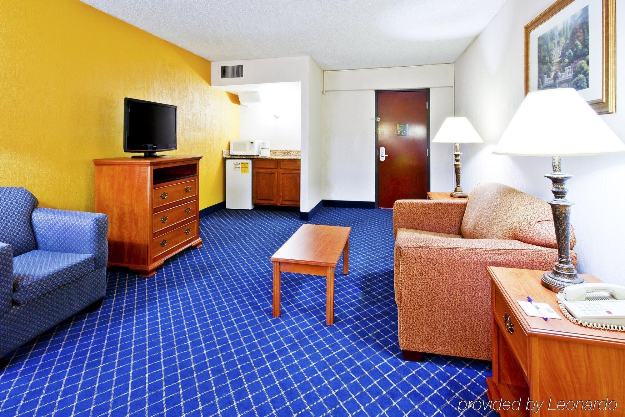 Holiday Inn Express & Suites Nashville-I-40 & I-24 Стая снимка