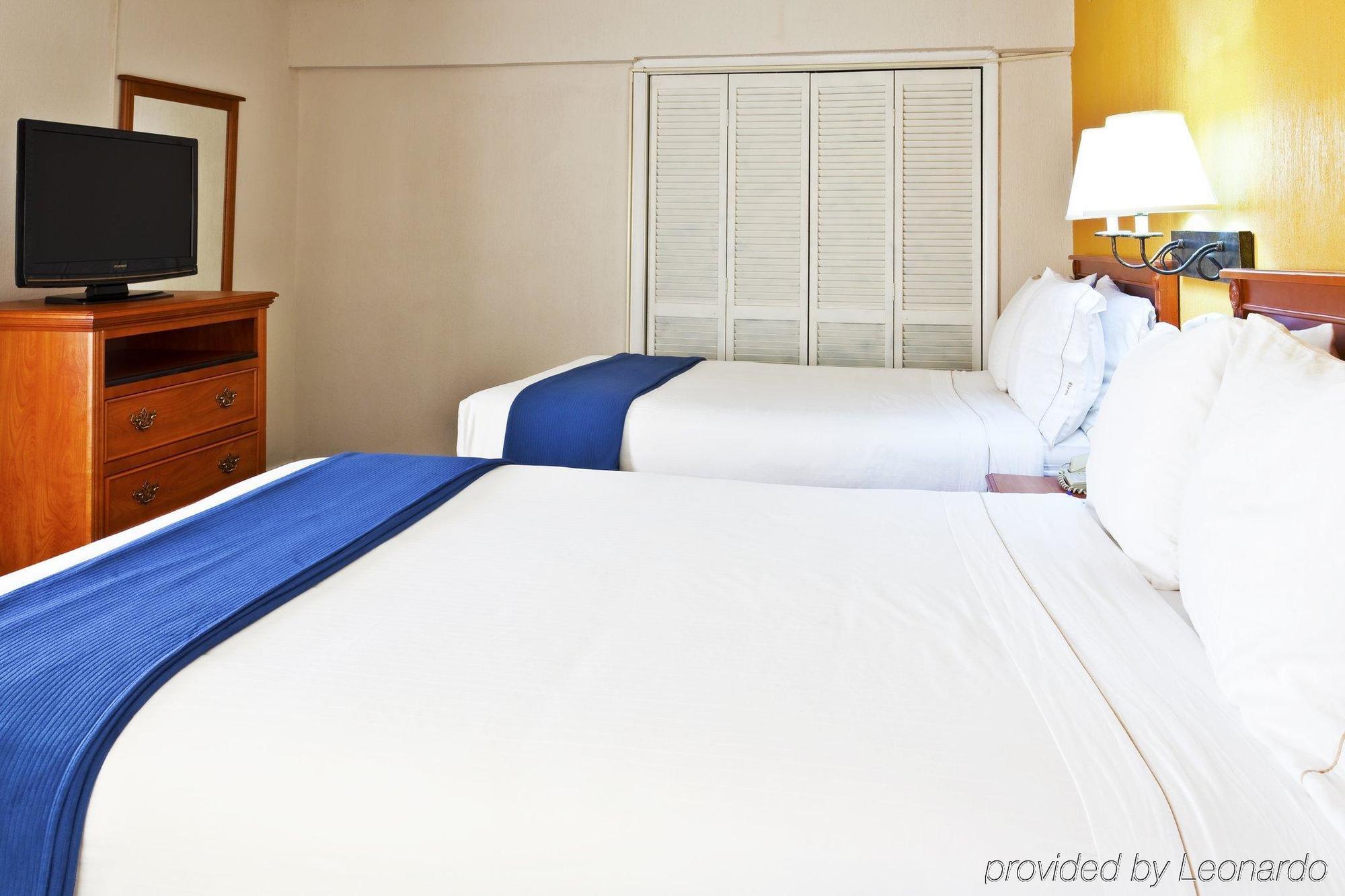 Holiday Inn Express & Suites Nashville-I-40 & I-24 Стая снимка