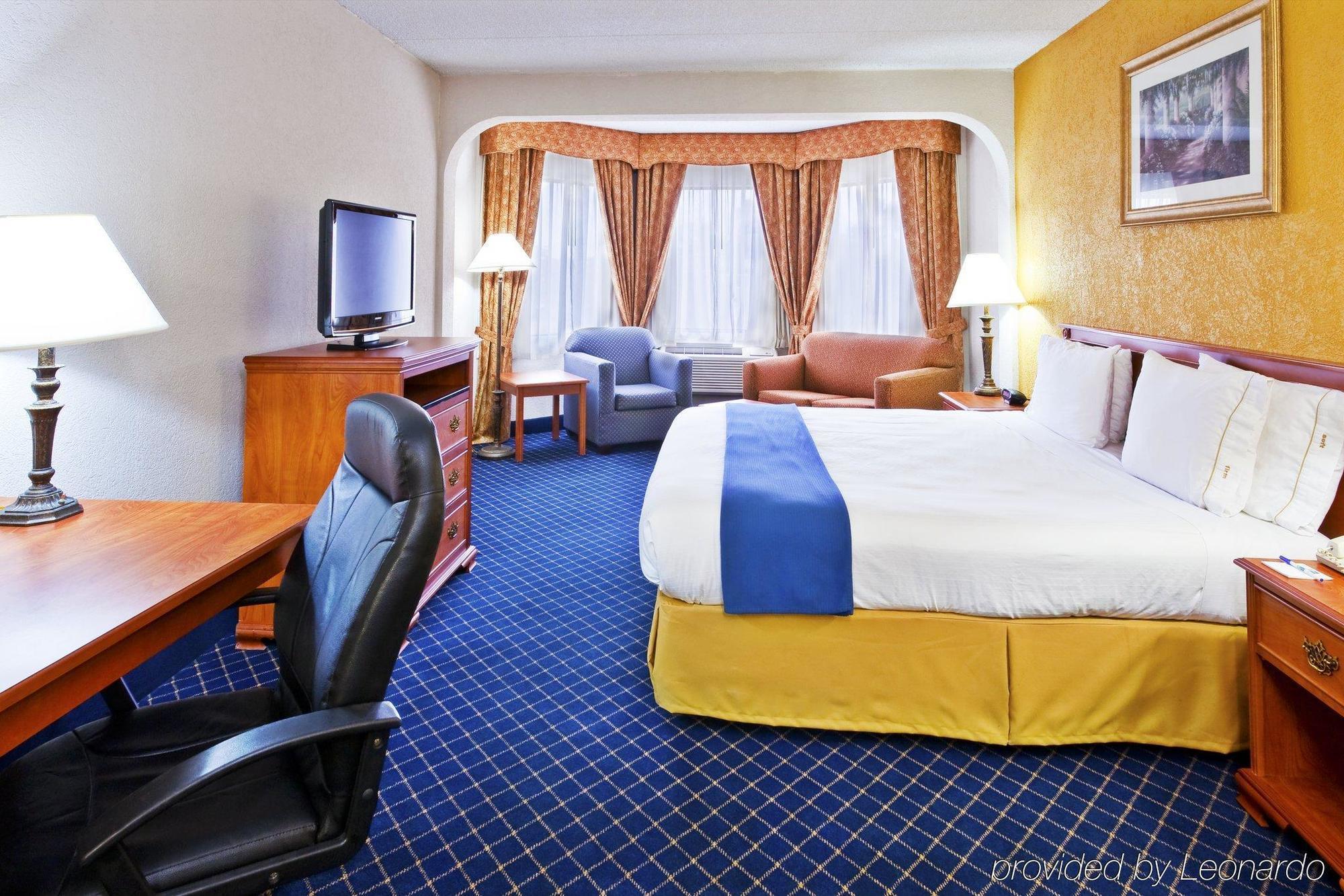 Holiday Inn Express & Suites Nashville-I-40 & I-24 Стая снимка