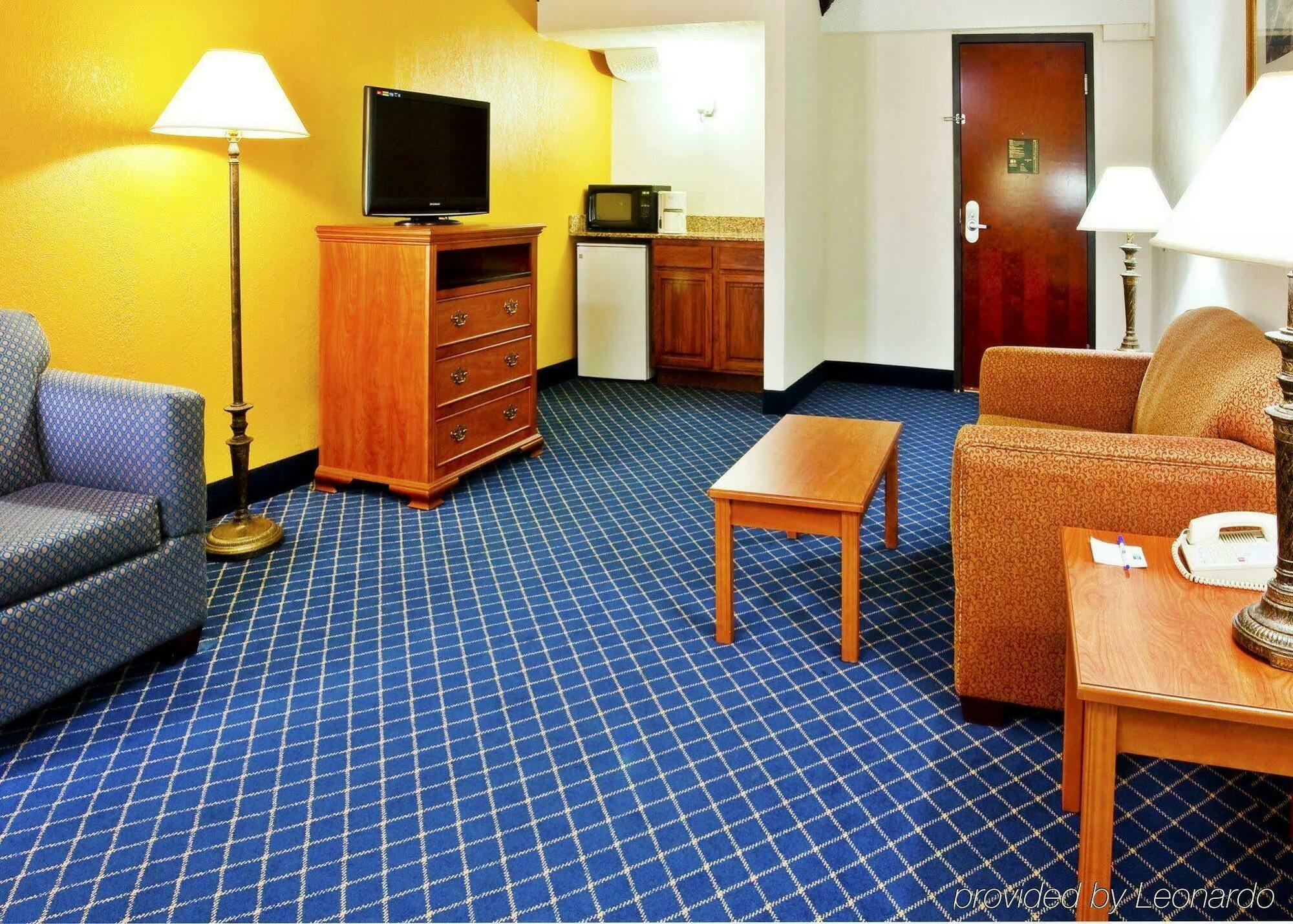 Holiday Inn Express & Suites Nashville-I-40 & I-24 Екстериор снимка